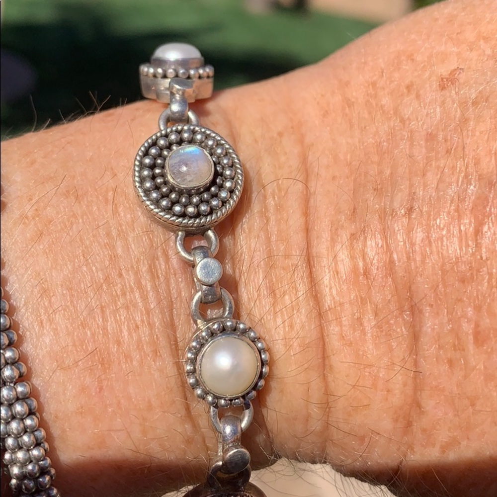 Silver bracelet with pearls and moonstones